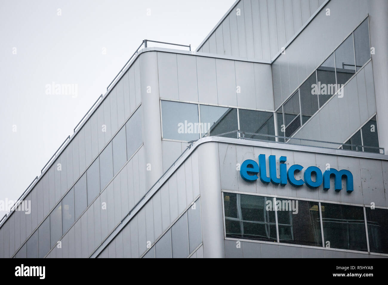MONTREAL, KANADA - 5 November, 2018: Logo der Ellicom auf ihren Hauptsitz in Montreal in der Abenddämmerung. Es ist die kanadische Marktführer für digitale Lösungen für e-le Stockfoto