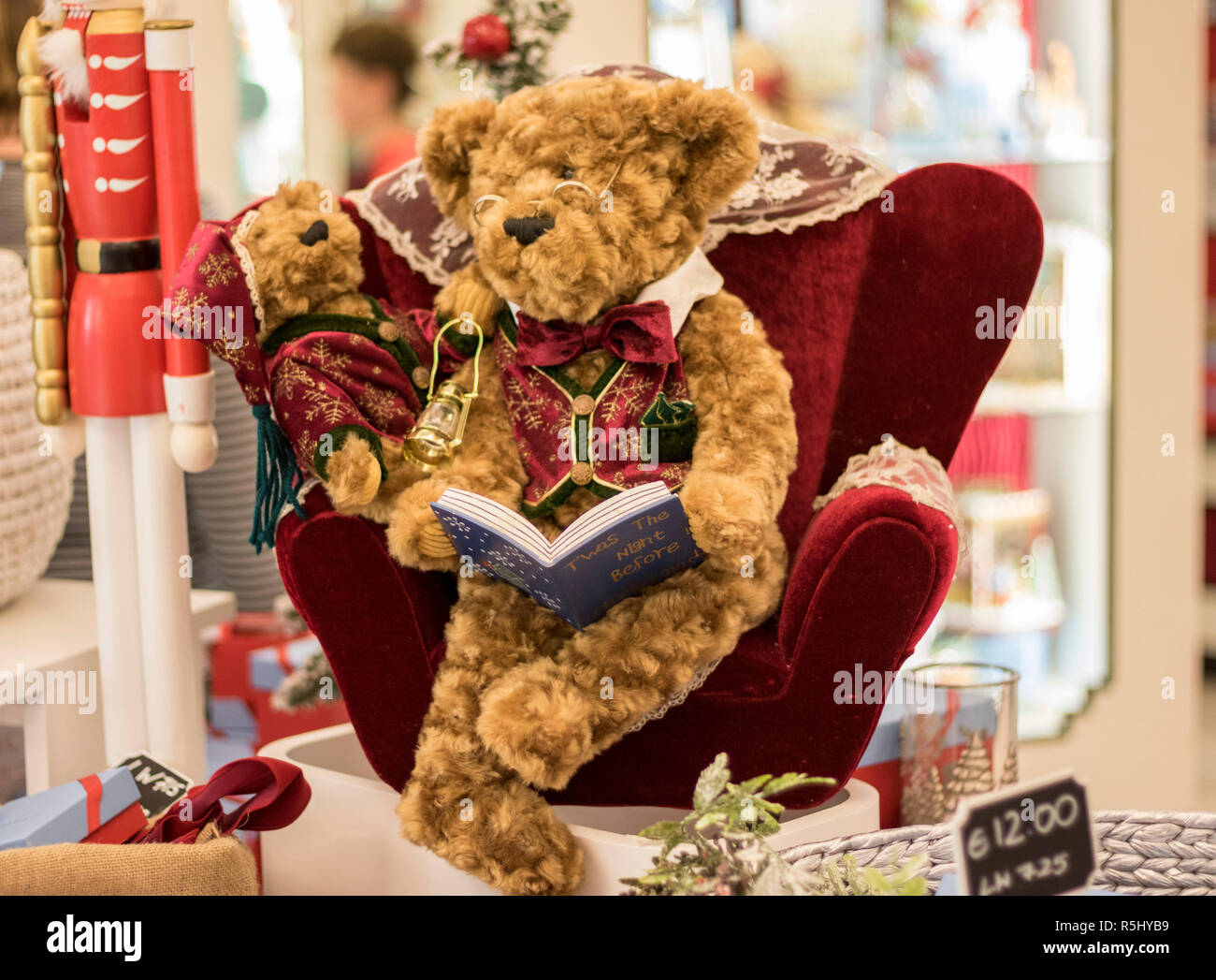 Weihnachten teddy bear Konzept, die Nacht vor Weihnachten, Geschichte,  Buch, roter Samt Sessel, Spielwaren der Kinder Konzept, Kinder, flauschig  weicher brauner Teddybär Stockfotografie - Alamy