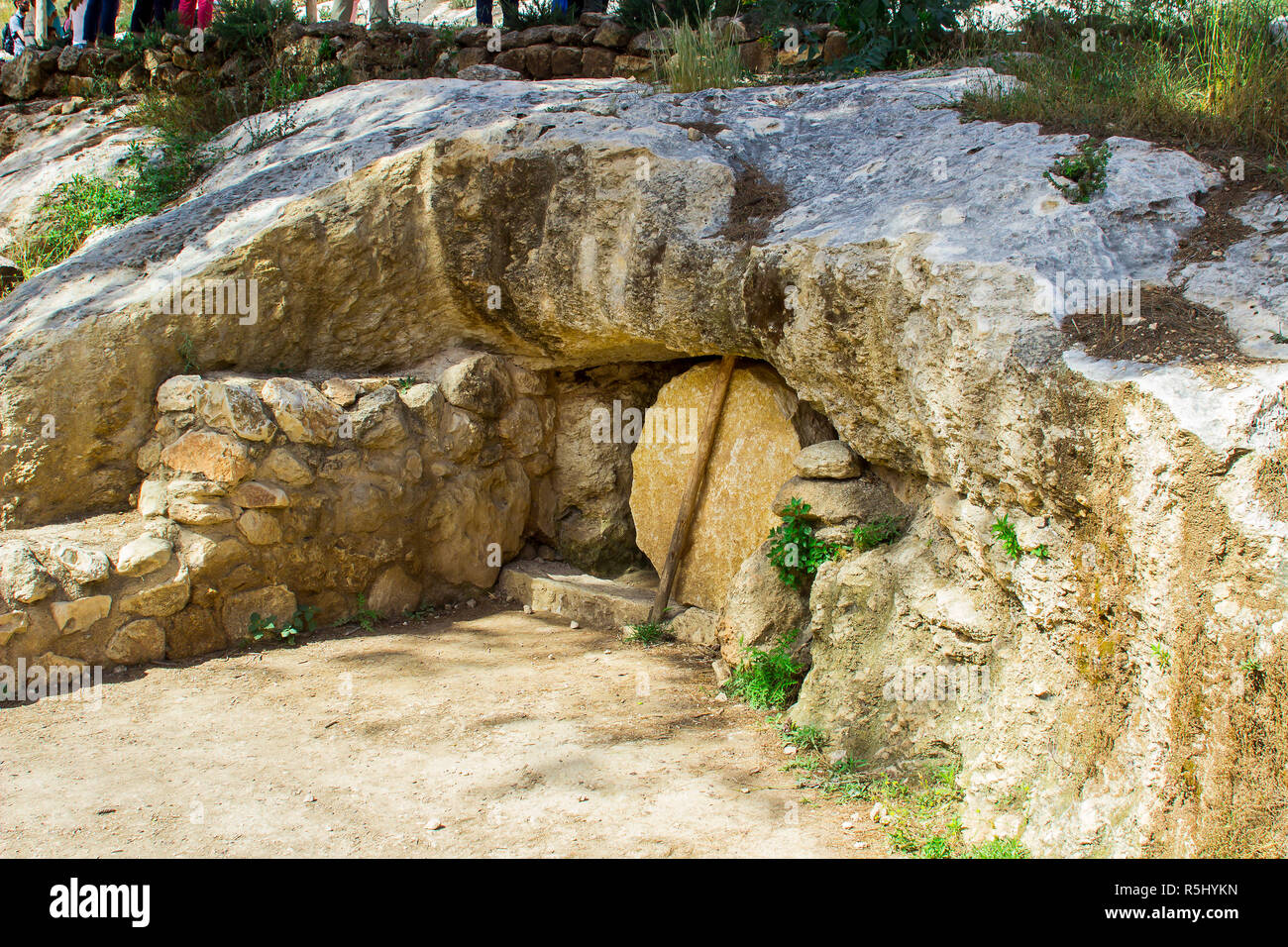 Eine authentische Darstellung einer jüdischen Garten Grab mit Steinfangmulde im ithe Nazareth Village open air Museum in Nazareth, Israel. Dieses Museum gibt einen Stockfoto