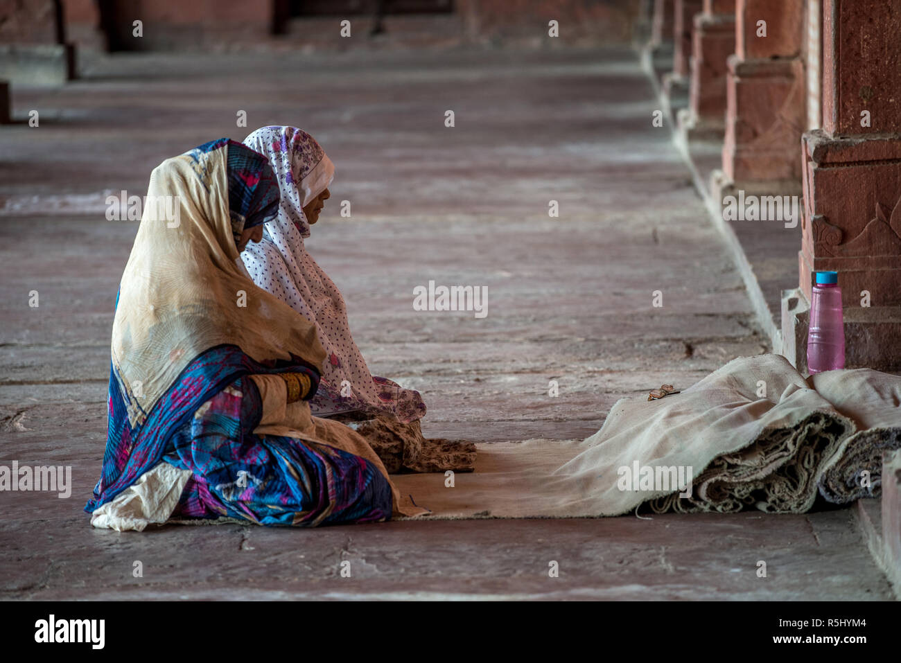 Zwei sitzende Frauen beteten im Jama Masjid, Fatehpur Sikri Fort, Uttar Pradesh, Indien Stockfoto