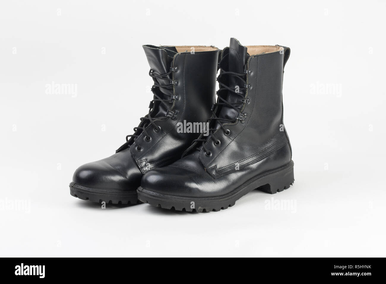 Polierte schwarze Stiefel Stockfoto, Bild: 227203023 Alamy Paar Schwarze Armee Stiefel Auf Holz Stockfoto und mehr