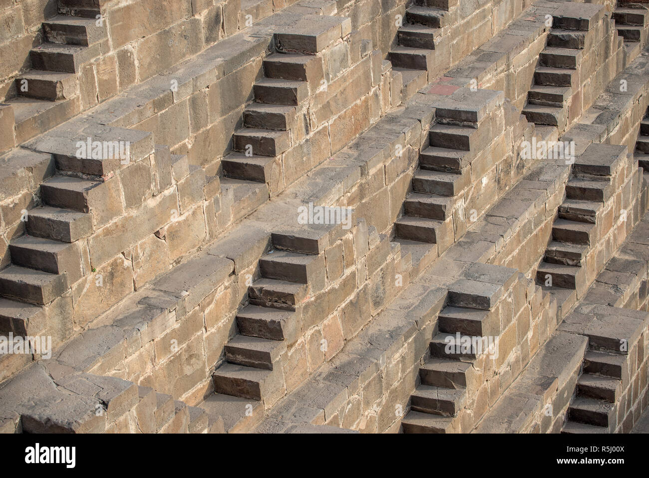 Einzelheiten zu den Schritten von Chand Baori Stepfwell im Dorf Abhaneri, Rajasthan, Indien Stockfoto