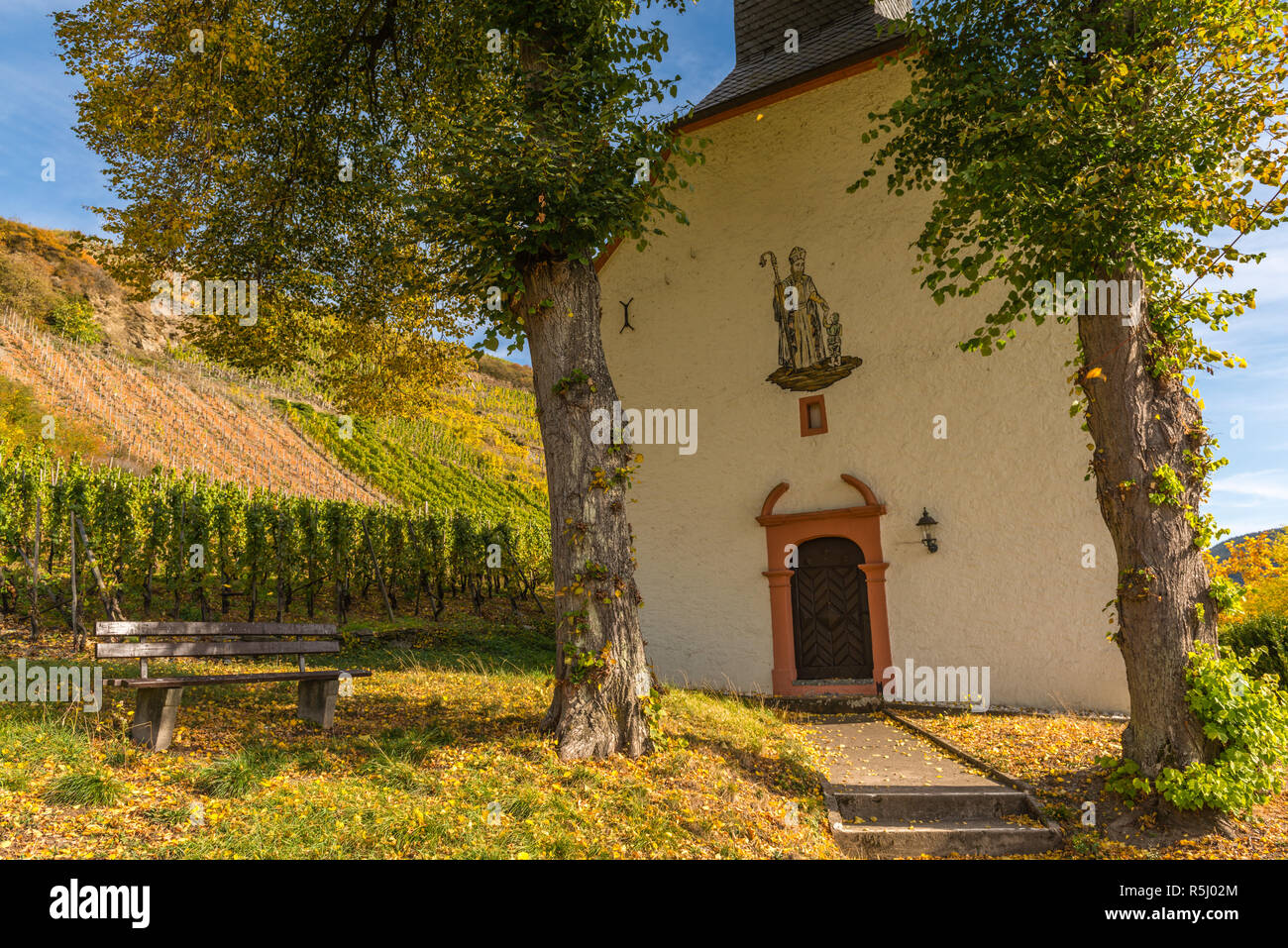 Kapelle am Fuße der Weinberge im Dorf Mehring an der Mosel und das Tal. Rhineland-Palantine, Deutschland, Europa Stockfoto