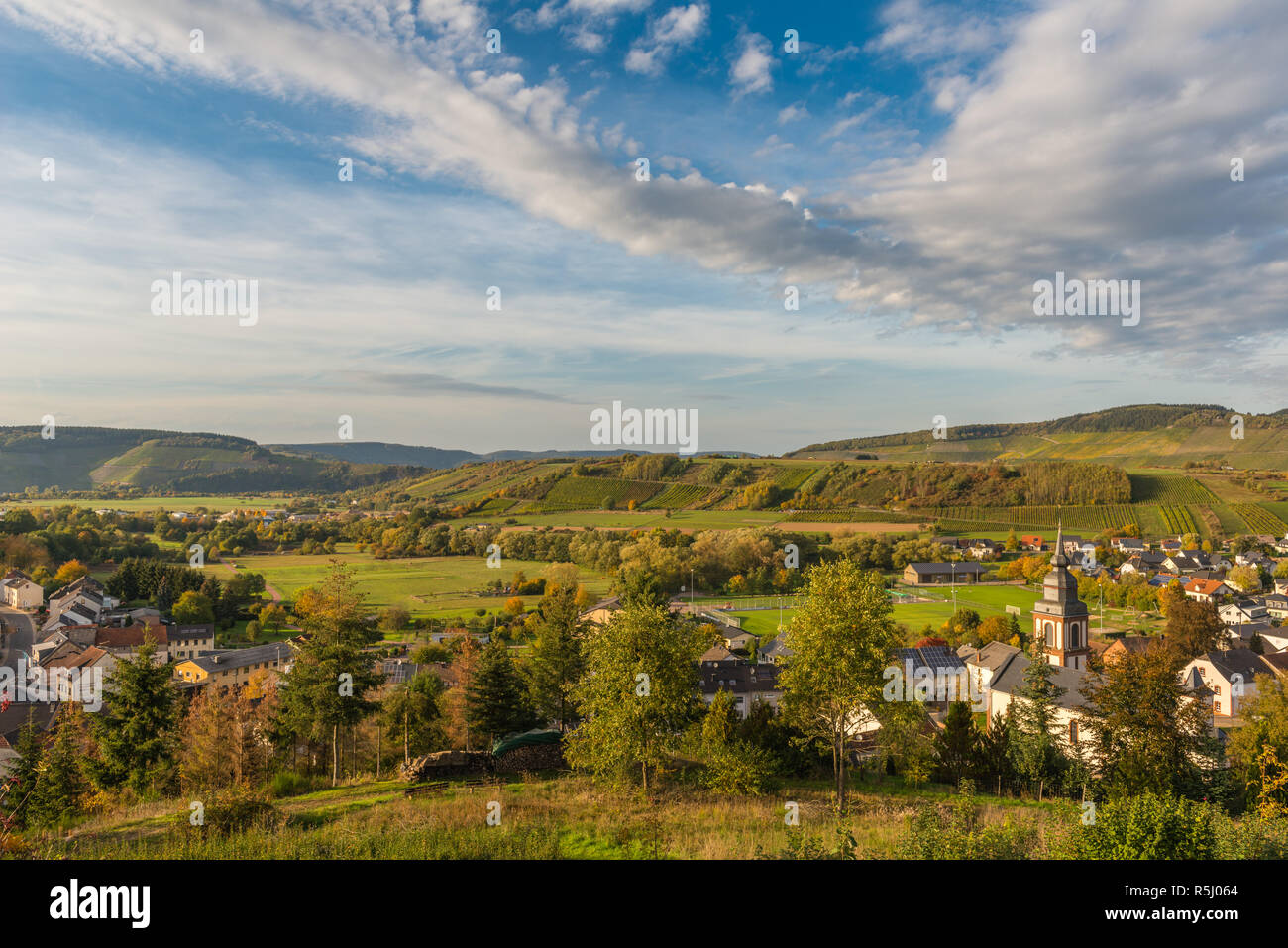 Das Dorf von Irsch, Saarburg, in der Mitte der Reben und die hügelige Landschaft der Rhineland-Palantine, Deutschland, Europa Stockfoto