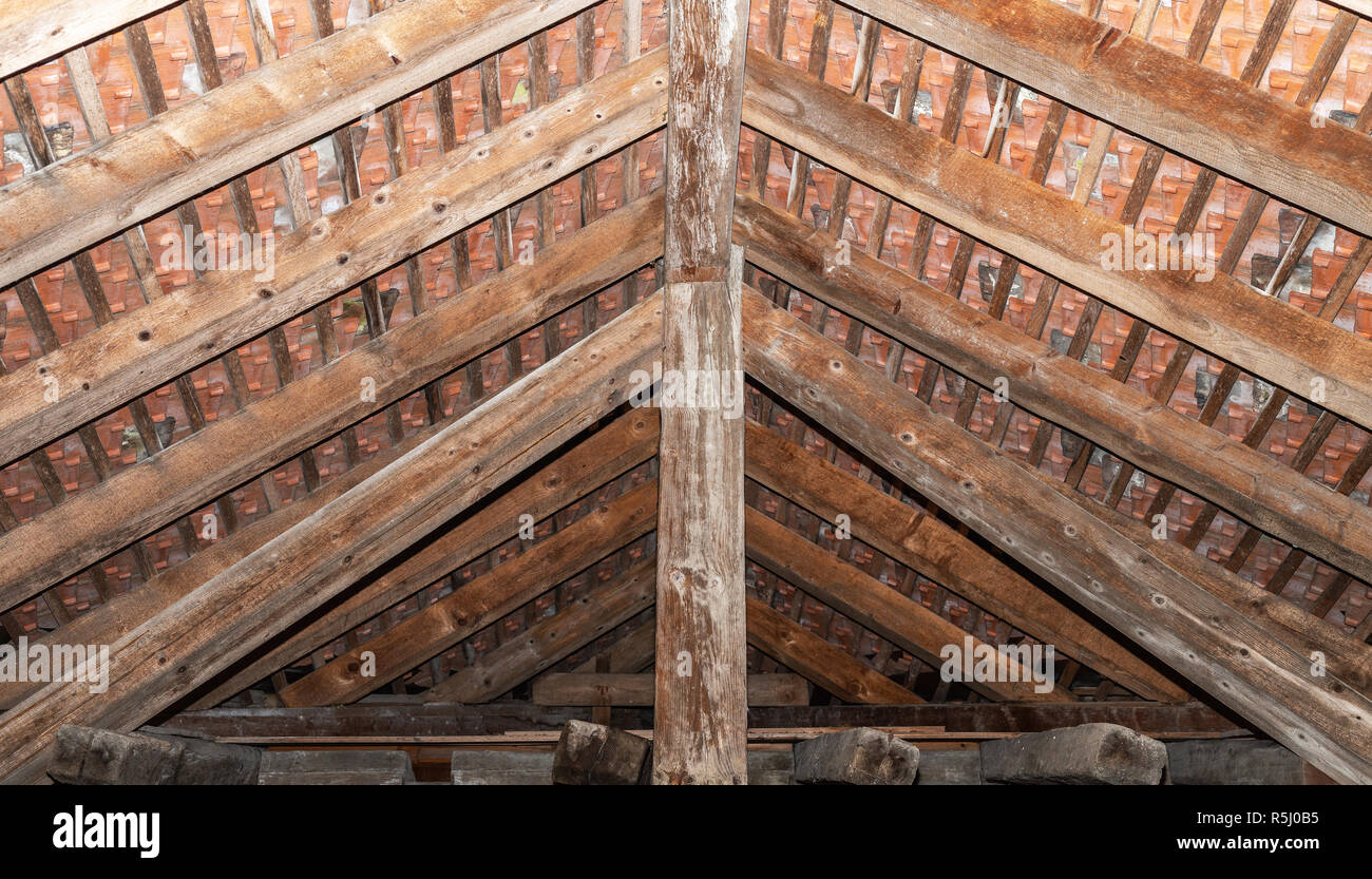 Lebendige farbenfrohen Interieur aus Holz von alten, verlassenen Haus. Holzbalken Stockfoto