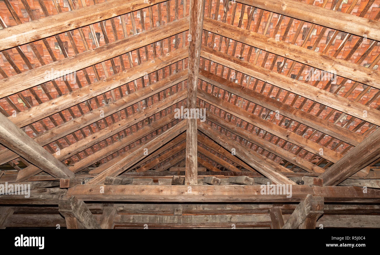 Lebendige farbenfrohen Interieur aus Holz von alten, verlassenen Haus. Holzbalken Stockfoto