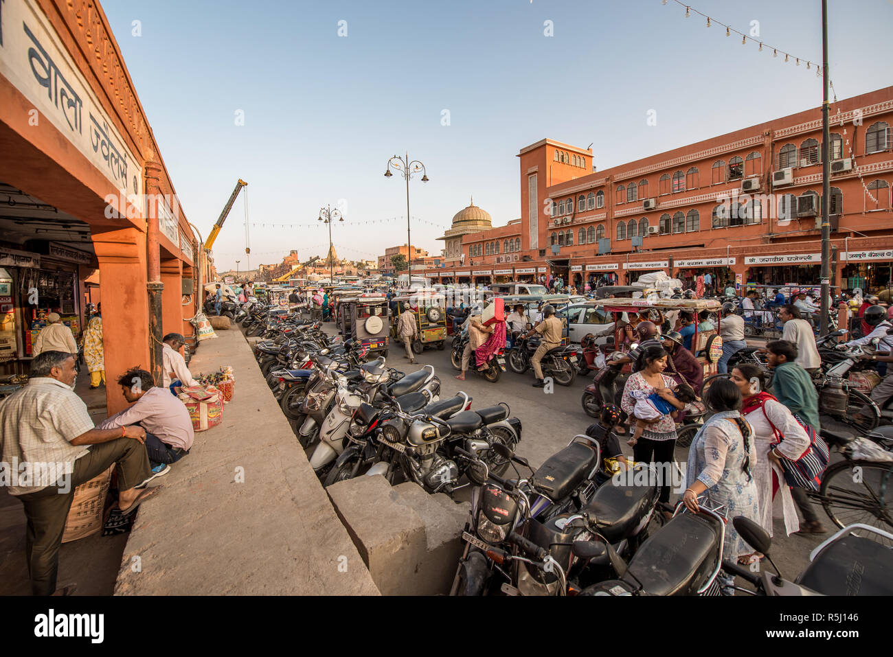 Verkehr Ansammlung und Straße leben in der Stadt Jaipur, Rajasthan, Indien, Asien Stockfoto