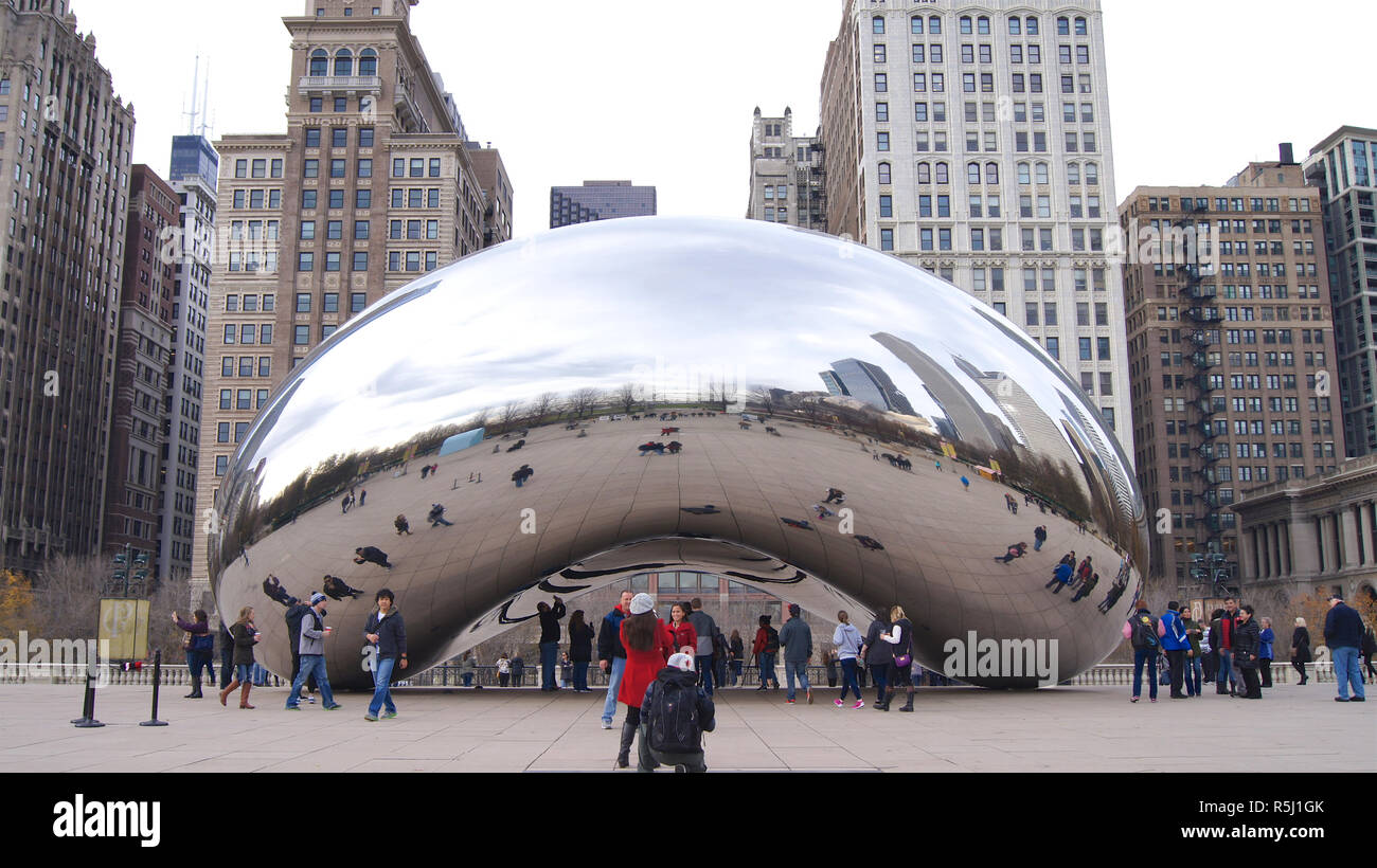 CHICAGO, Illinois, United States - Jun 12th, 2015: Die Skyline von Chicago durch das berühmte Denkmal Cloud Gate im Millennium Park mit einer Masse von Menschen im Winter Stockfoto