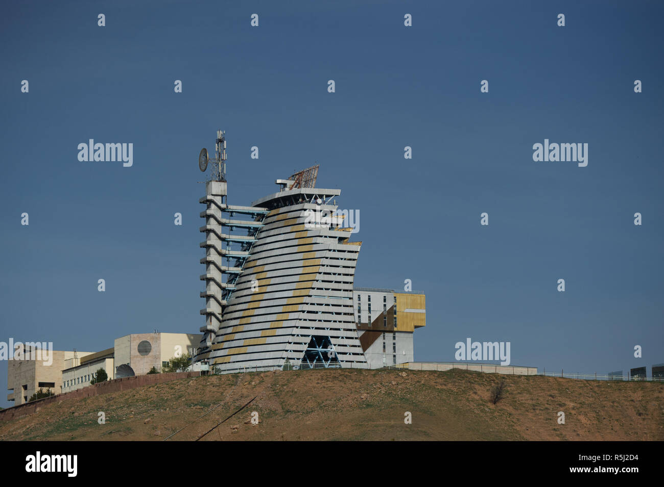 Die von der Sowjetunion gebaut Sonnenofen in der Nähe von Parkent, Usbekistan ist noch für Experimente und industrielle Arbeit verwendet. Stockfoto