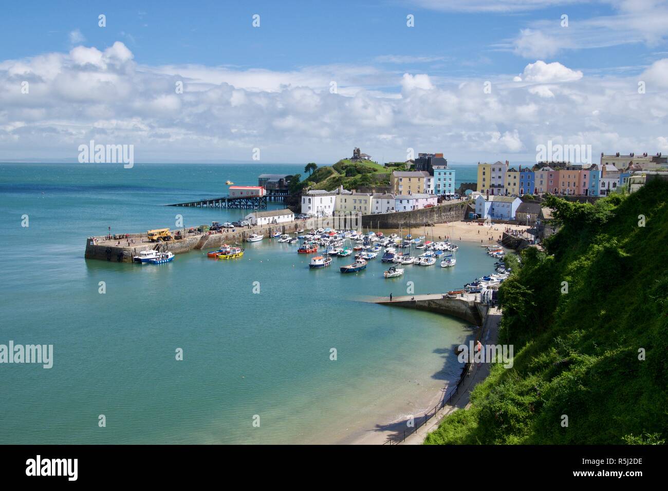 Blick über den Hafen von Tenby, die Stadt und die Burg, Pembrokeshire, Wales, Vereinigtes Königreich Stockfoto