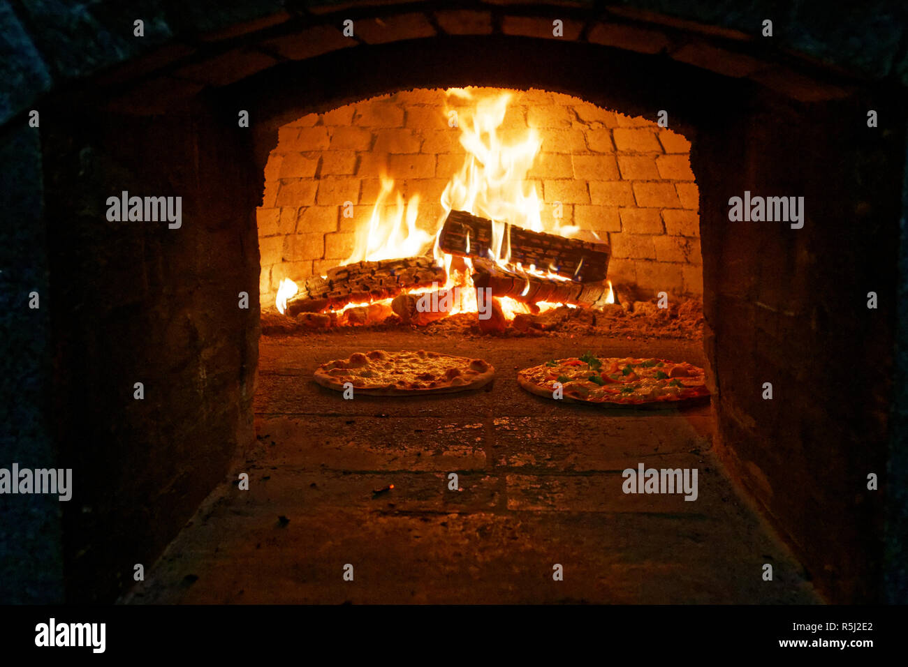Pizza im holzofen gebacken Fotos und Bildmaterial in hoher Auflösung