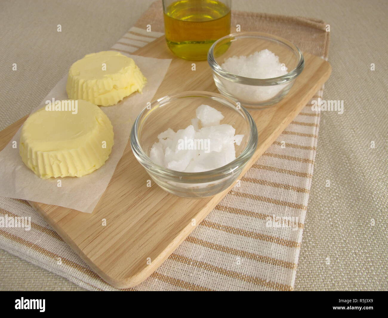 Hausgemachte vegane Margarine mit Rapsöl, Kokosöl und Fleur de Sel Stockfoto