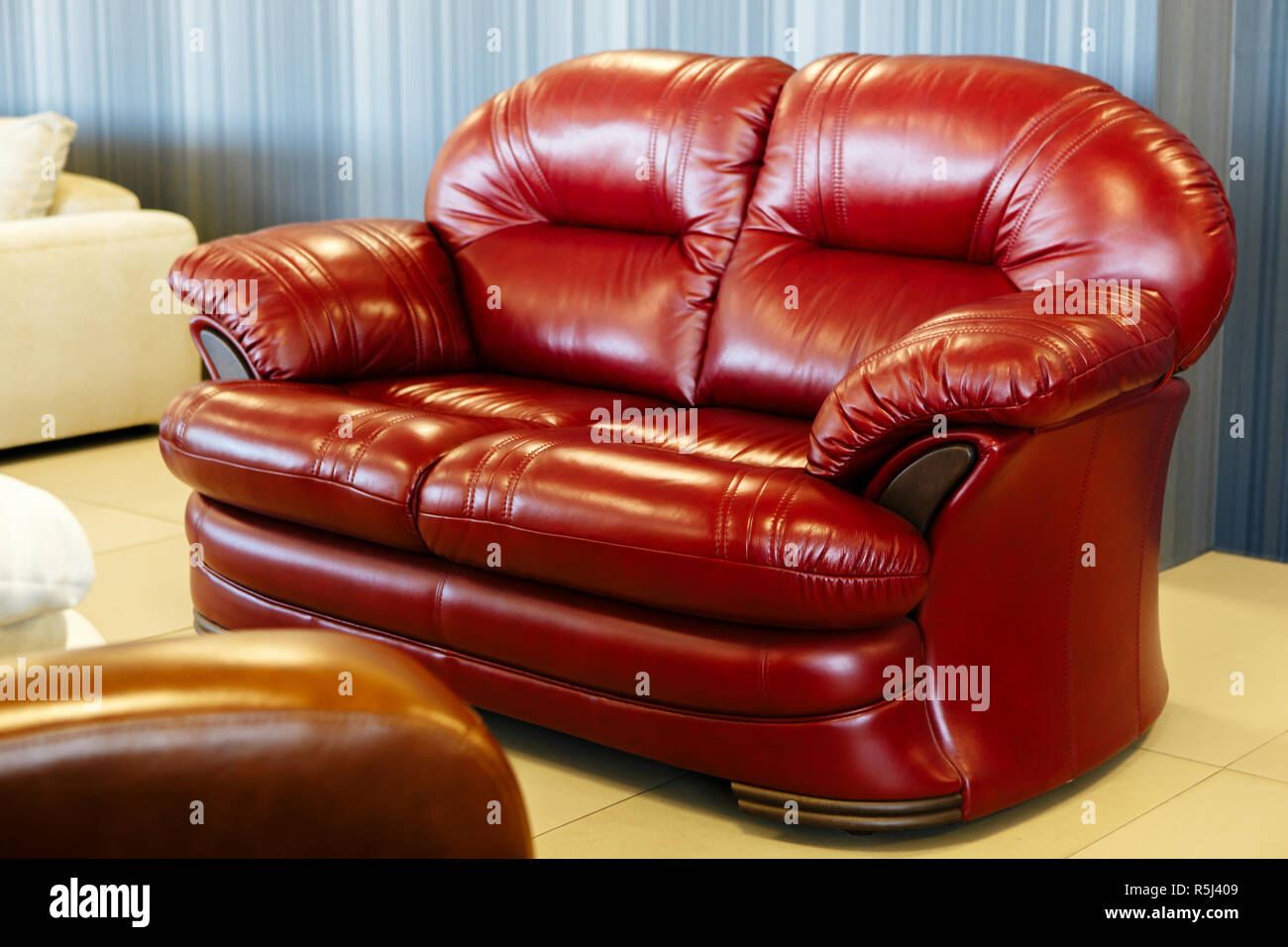 Leeres Rotes Ledersofa Hintergrund Mobel Dekoration Stockfotografie Alamy