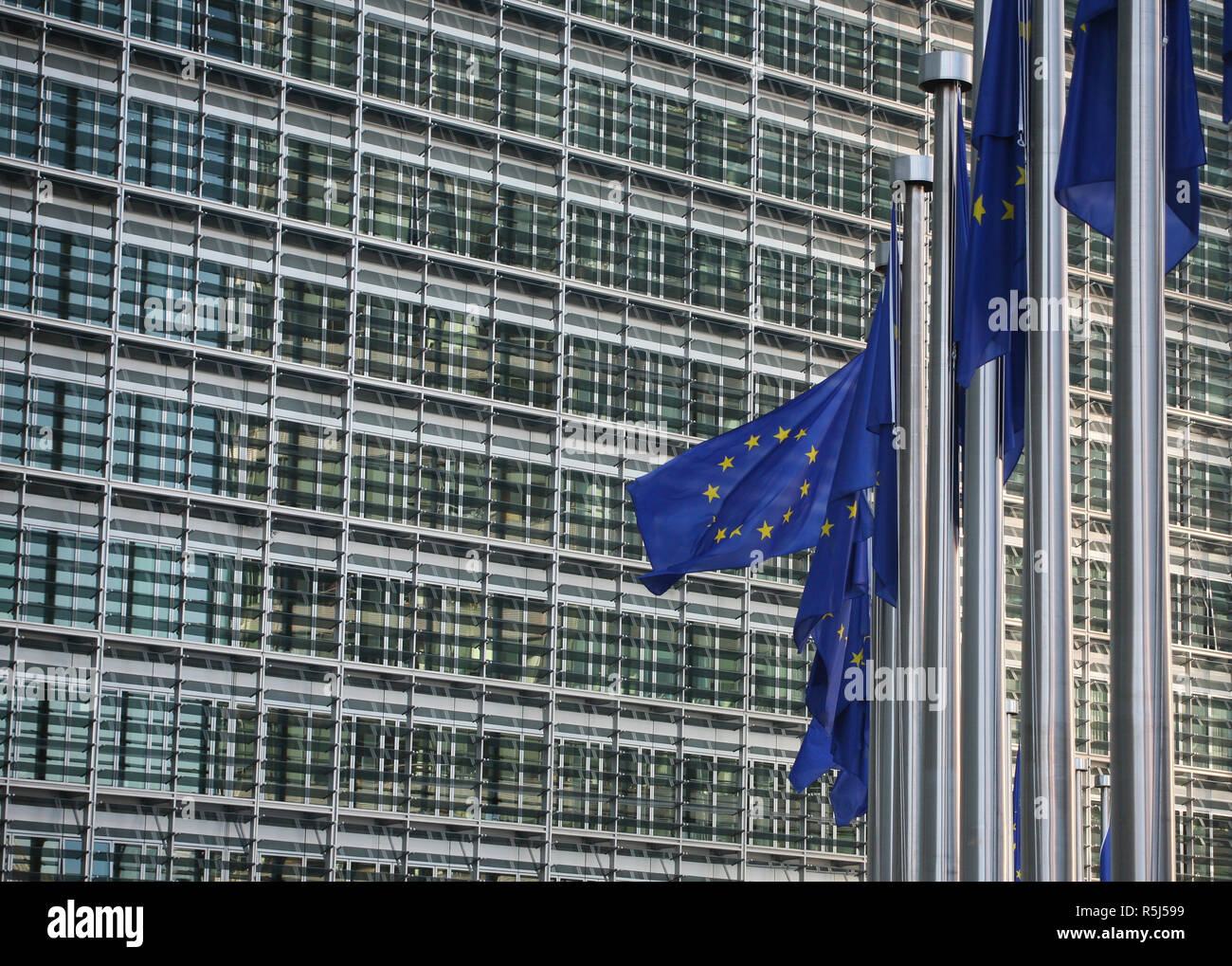 Brüssel Belgien EU-Flaggen außerhalb der Gebäude der Europäischen Kommission Stockfoto