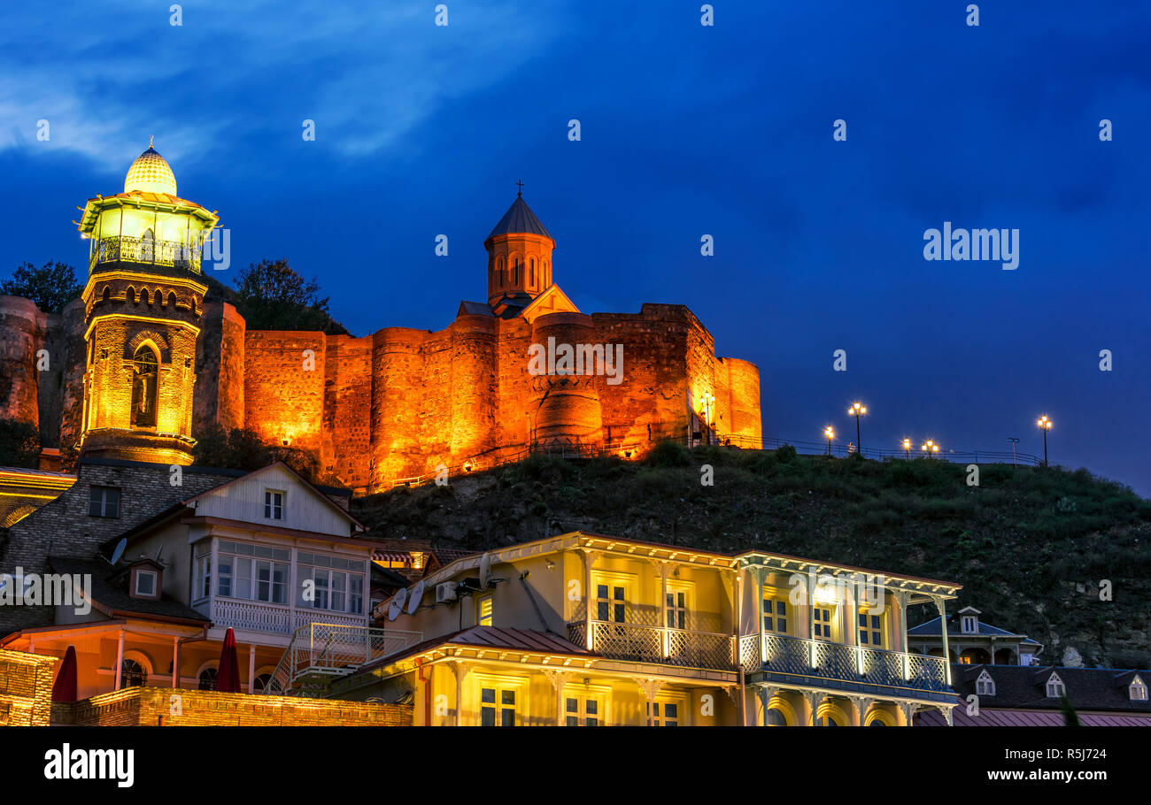 Blick auf die Altstadt von Tiflis, Georgien nach Sonnenuntergang Stockfoto