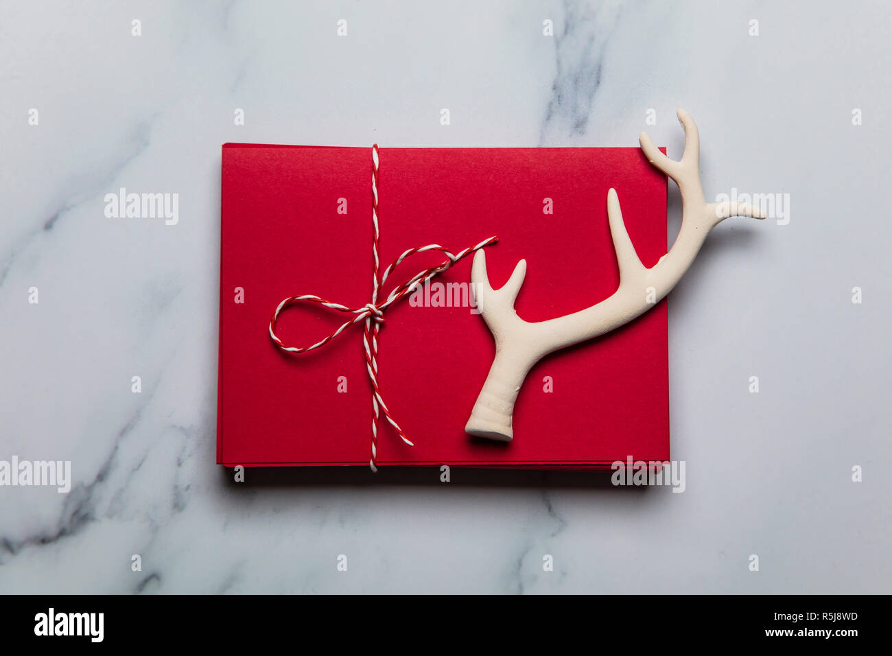 Weihnachtskarte Komposition mit Rentier Geweih Stockfoto