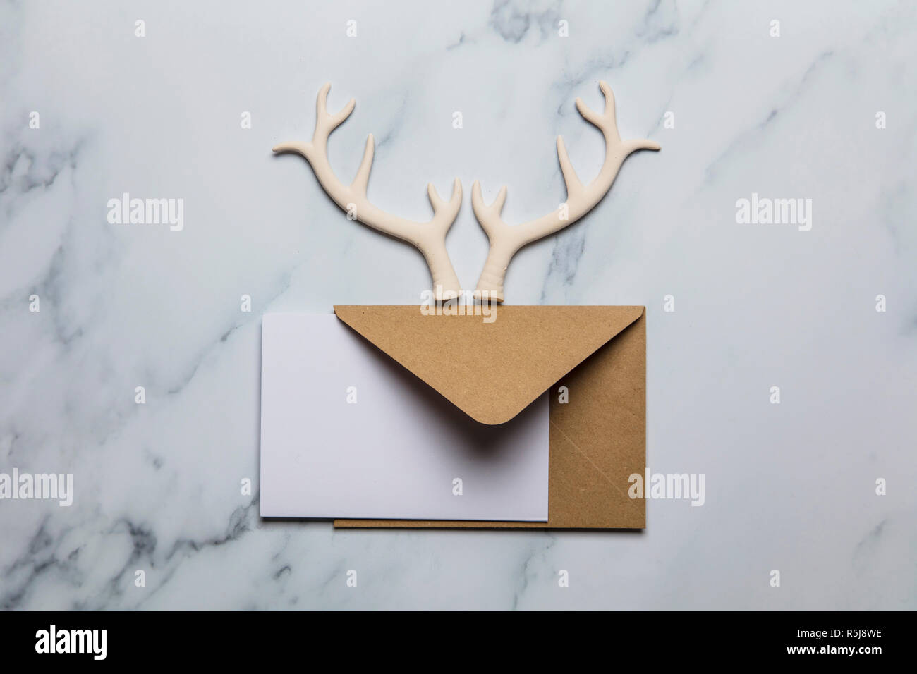 Weihnachtskarte Komposition mit Rentier Geweih Stockfoto