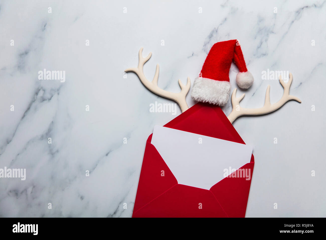Weihnachtskarte Komposition mit Rentier Geweih Stockfoto