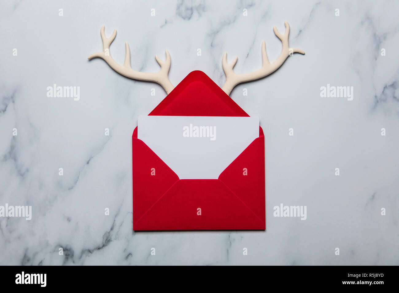 Weihnachtskarte Komposition mit Rentier Geweih Stockfoto