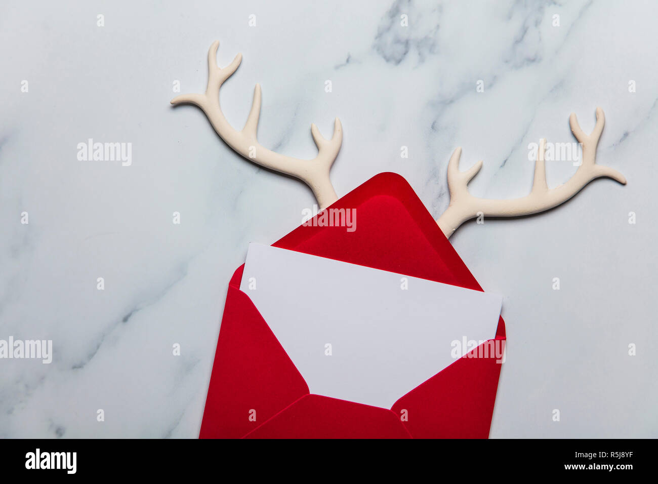 Weihnachtskarte Komposition mit Rentier Geweih Stockfoto
