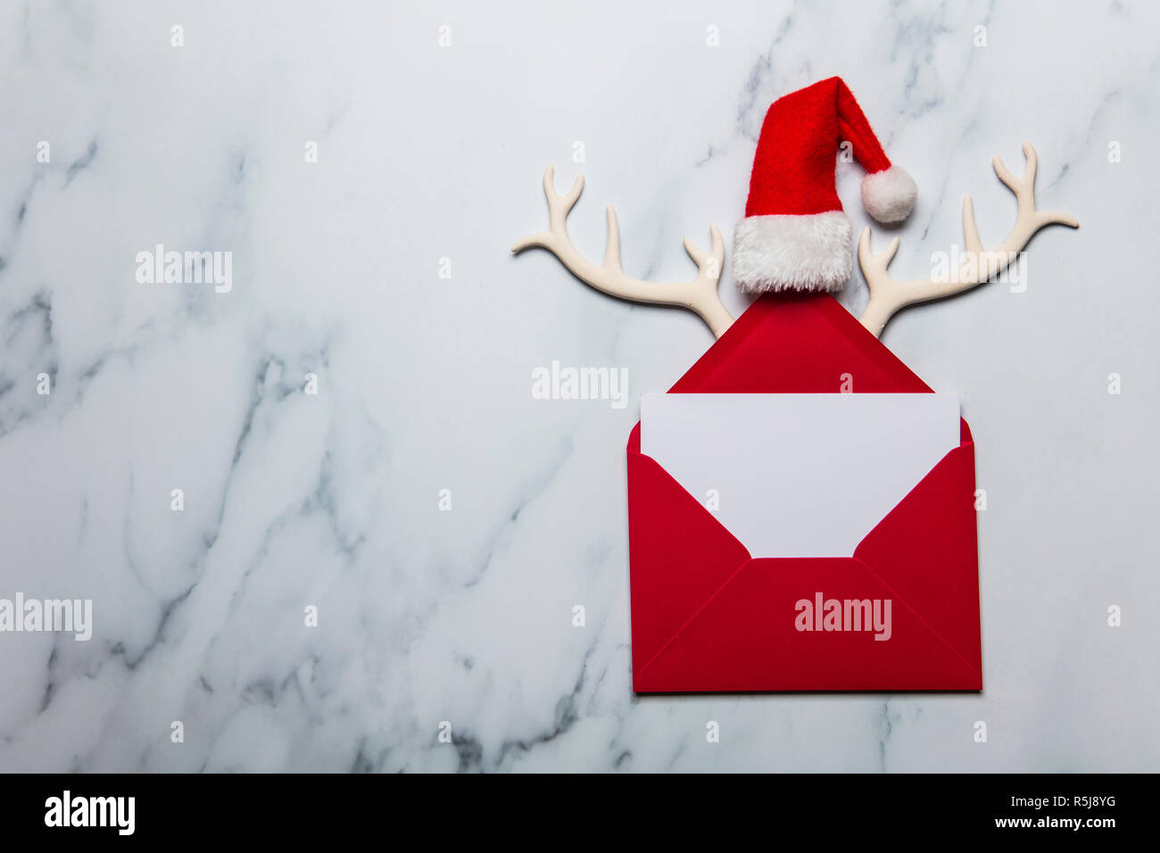 Weihnachtskarte Komposition mit Rentier Geweih Stockfoto