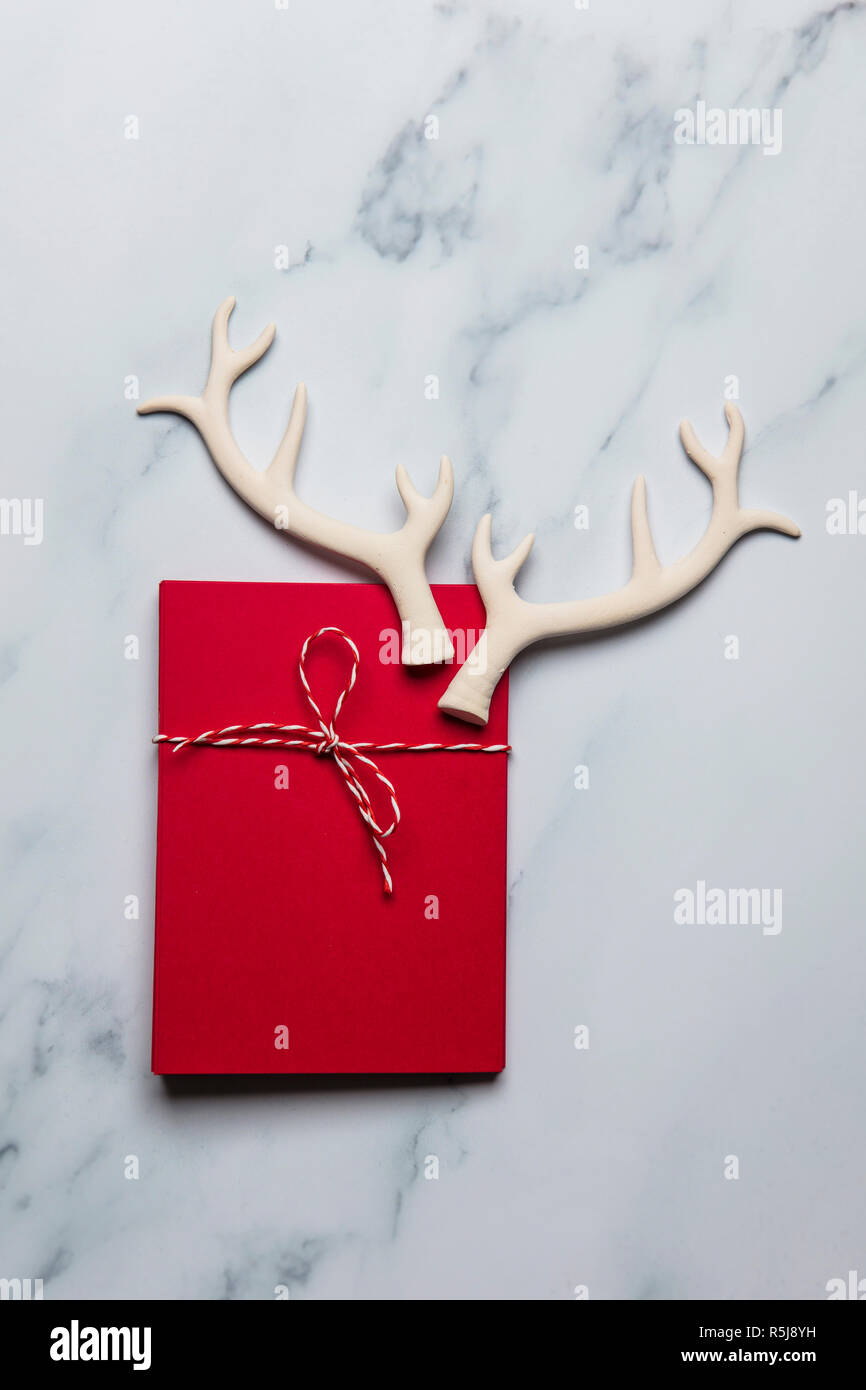 Weihnachtskarte Komposition mit Rentier Geweih Stockfoto