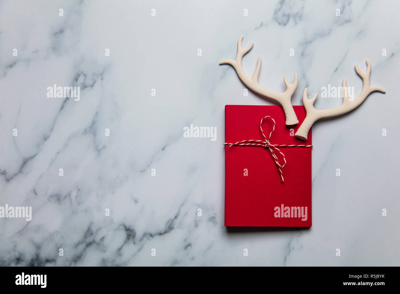 Weihnachtskarte Komposition mit Rentier Geweih Stockfoto