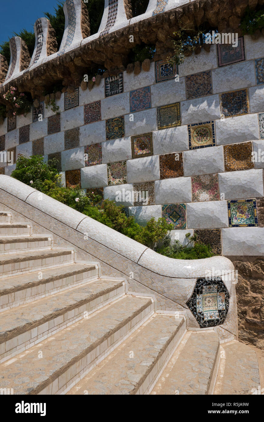 Dekorative Wand Mosaik in der Park Güell von Antoni Gaudi, Barcelona, Spanien konzipiert Stockfoto