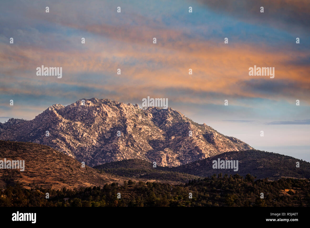 Granit Berg steigt auf 7,628 Meter in den Granit Mountain Wilderness NW von Prescott, Arizona. Stockfoto