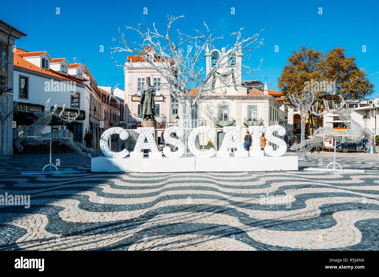 Cascais, Portugal - 30.November 2018: Hauptplatz von Cascais Rathaus mit Weihnachtsschmuck dekoriert Stockfoto
