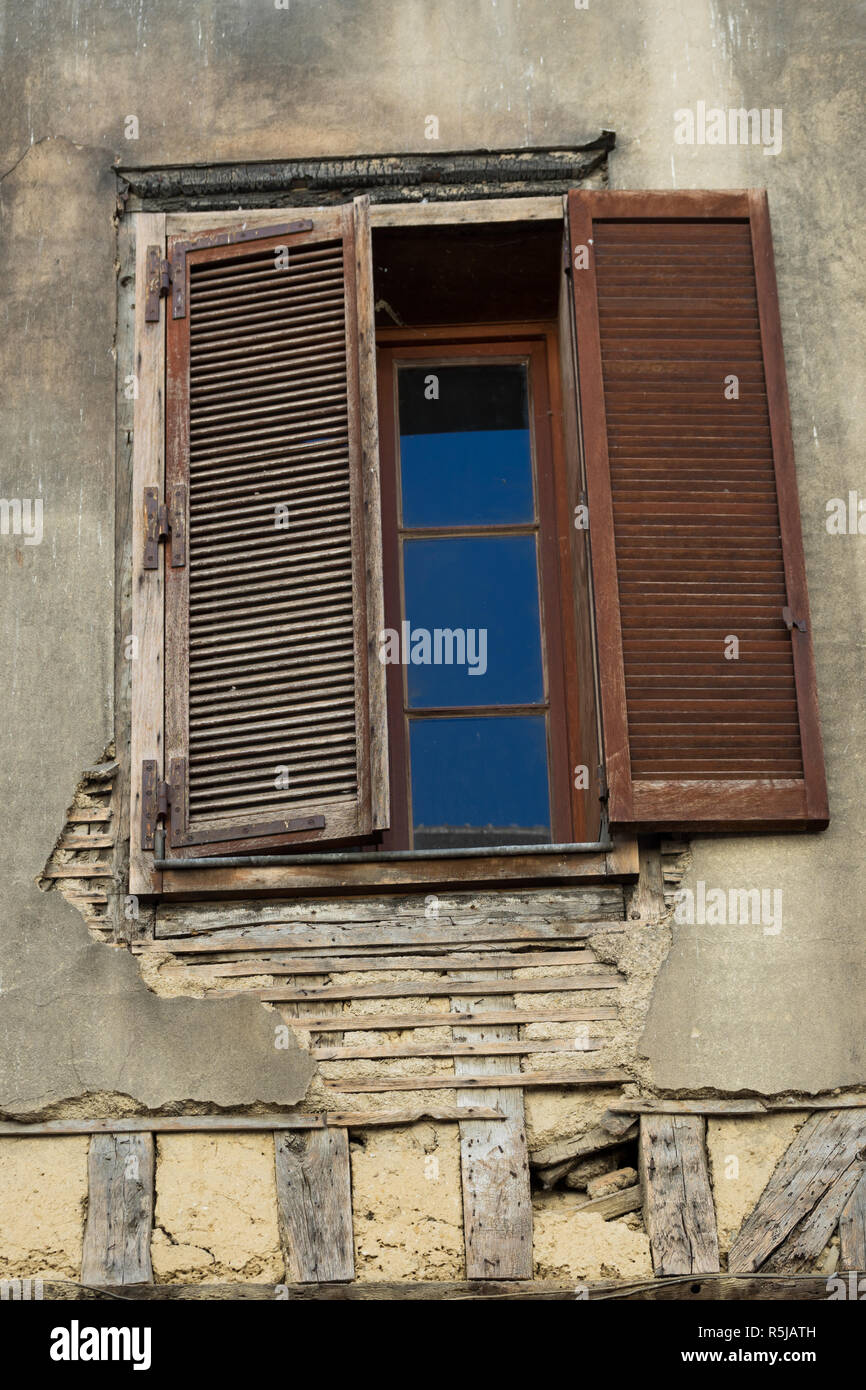 Fenster in Fachwerkhaus Gitterkonstruktion Häuser in Troyes Frankreich Stockfoto