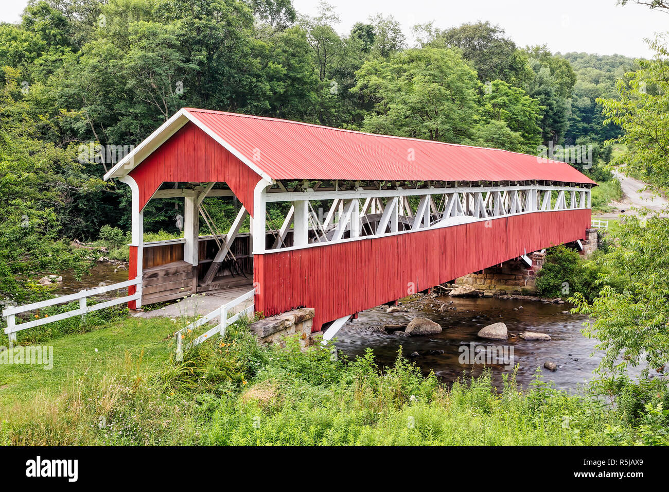 Die historischen Roten Barronvale überdachte Brücke überquert Laurel Hill Creek in ländlichen Somerset County, Pennsylvania. Stockfoto