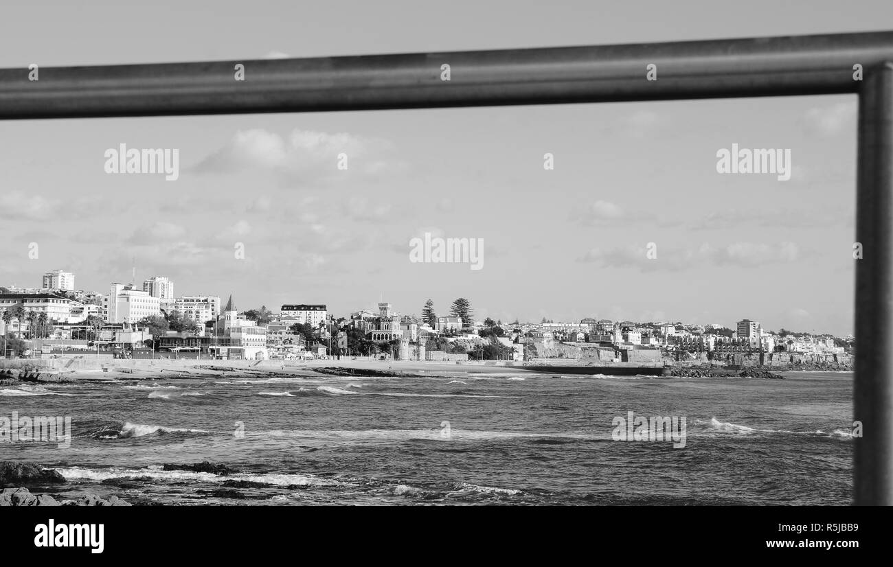 Monochrom Frame der malerischen Stadt von Estoril an der portugiesischen Küste des Atlantischen Ozean. Stockfoto