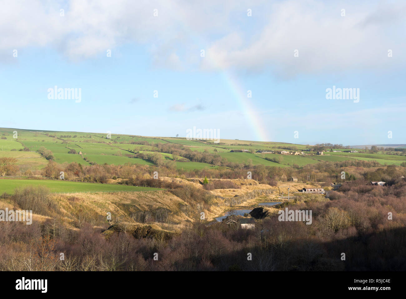 Ein Regenbogen über Harehope Steinbruch Nature Reserve in der Nähe von Frosterley, auf dem gewohnt Weg gehen, Co Durham, England, Großbritannien Stockfoto