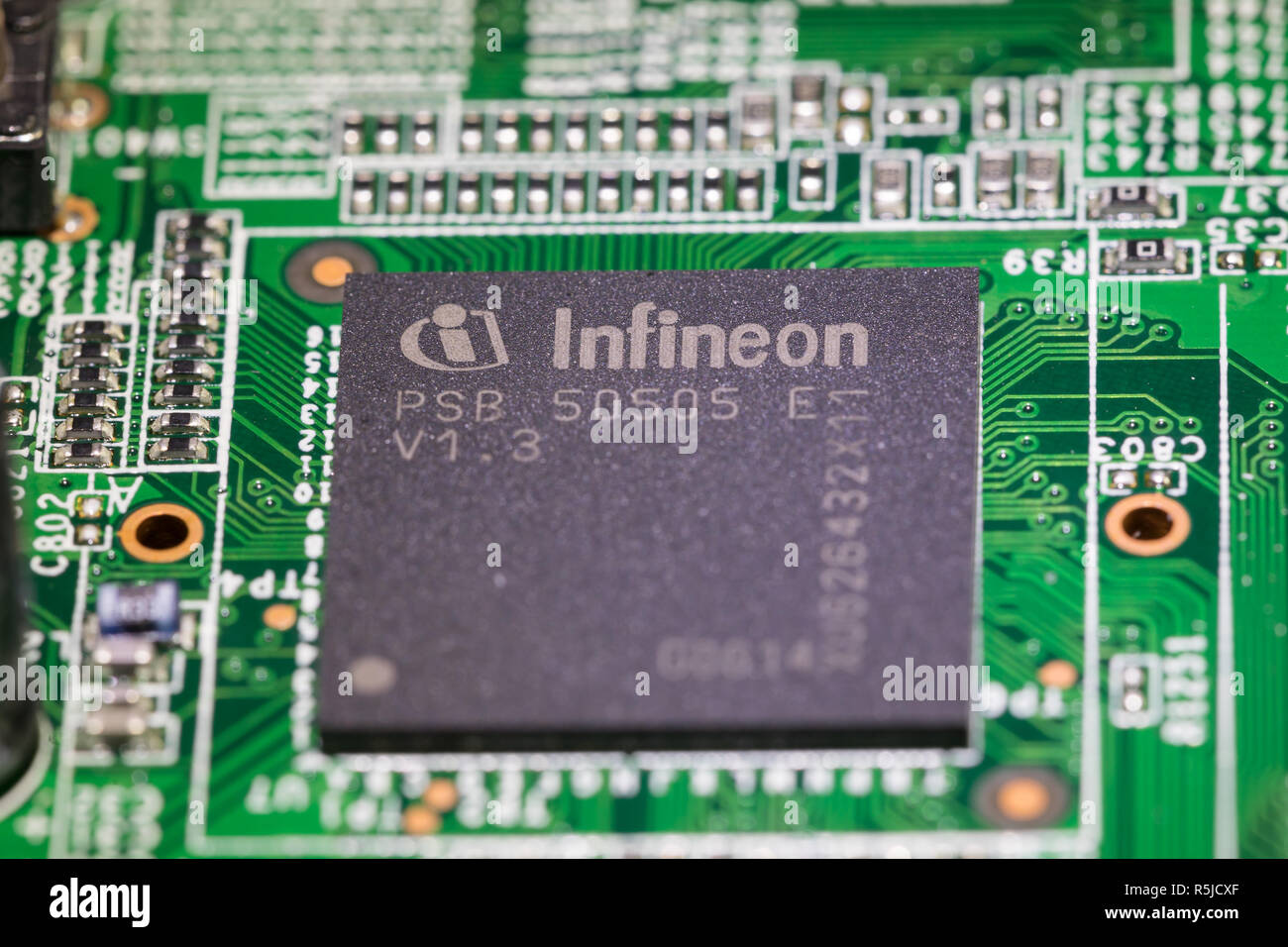 Infineon Chip auf der Platine Stockfoto