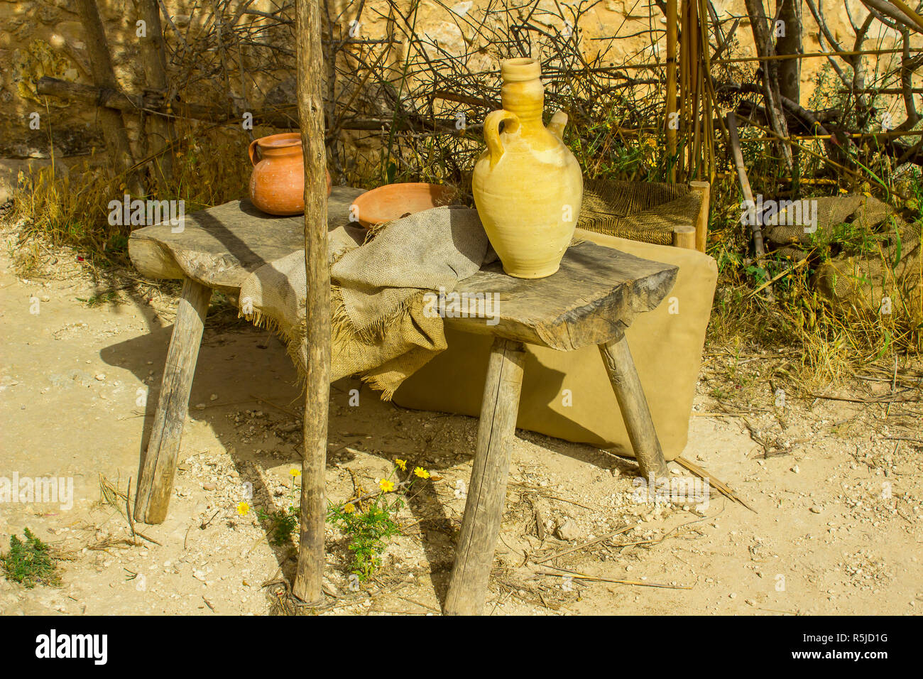 Eine kleine grobe Holztisch im Freilichtmuseum von Nazareth Village Israel. Diese Seite bietet einen authentischen Blick auf das Leben und die Zeiten von Jesus im 1. Stockfoto