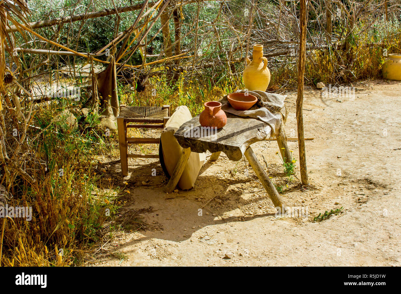 Eine kleine grobe Holztisch im Freilichtmuseum von Nazareth Village Israel. Diese Seite bietet einen authentischen Blick auf das Leben und die Zeiten von Jesus im 1. Stockfoto
