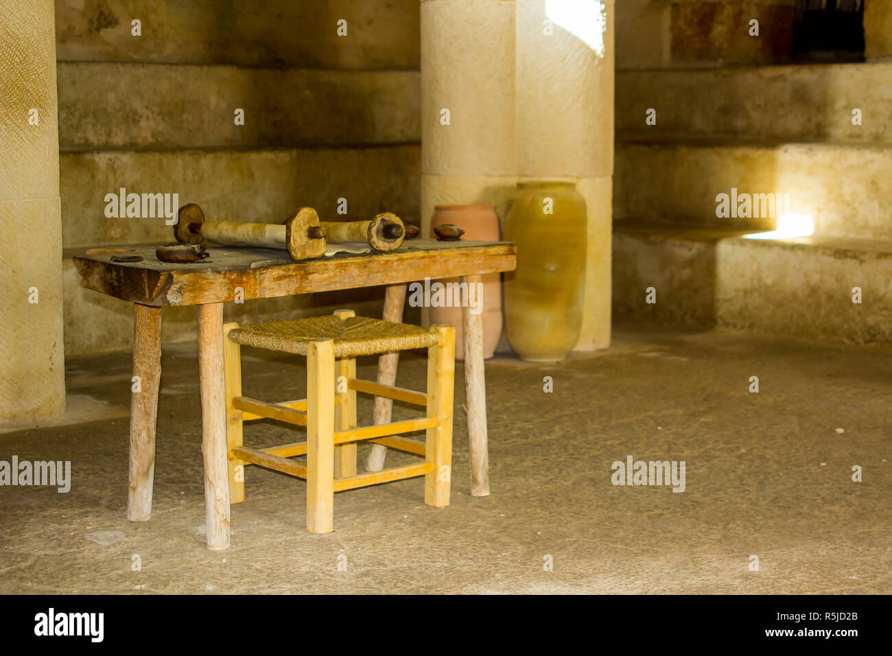 Eine kleine grobe Holztisch mit Torarolle in der Synagoge am Open Air Museum von Nazareth Village Israel. Diese Seite bietet einen authentischen Look Stockfoto