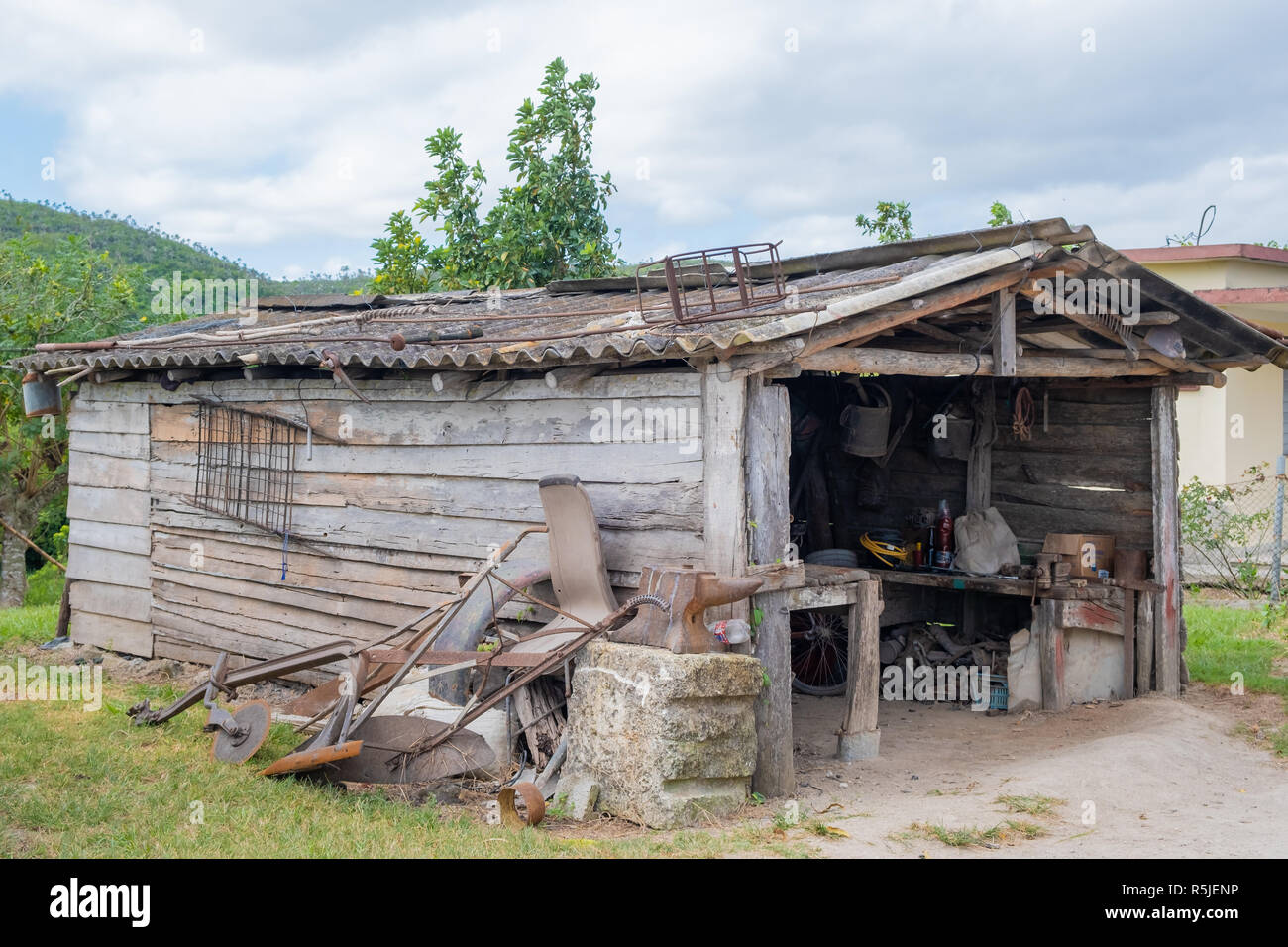 Alte Werkstatt auf einem Bauernhof in Kuba, wo Anbaugeräte und andere Sachen sind repariert. Stockfoto