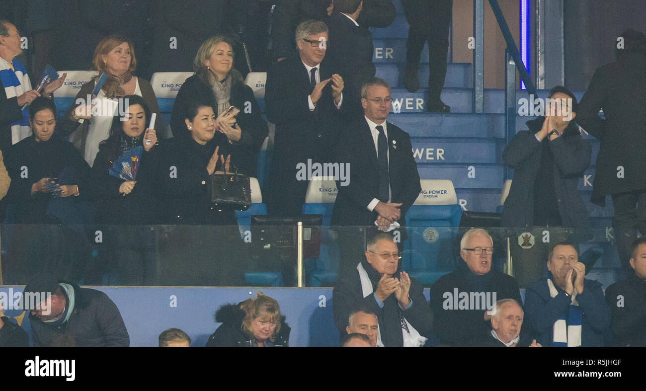 Leicester, Großbritannien. 1. Dezember, 2018. Leicester, Großbritannien. 1. Dezember 2018. Vichai Aimon Srivaddhanaprabha Frau und Sohn Aiyawatt Srivaddhanaprabha bei voller Zeit während der Premier League Match zwischen Leicester City und Watford für die King Power Stadion, Leicester, England am 1. Dezember 2018. Credit: Andrew Rowland/Alamy Live News Credit: Andrew Rowland/Alamy leben Nachrichten Stockfoto