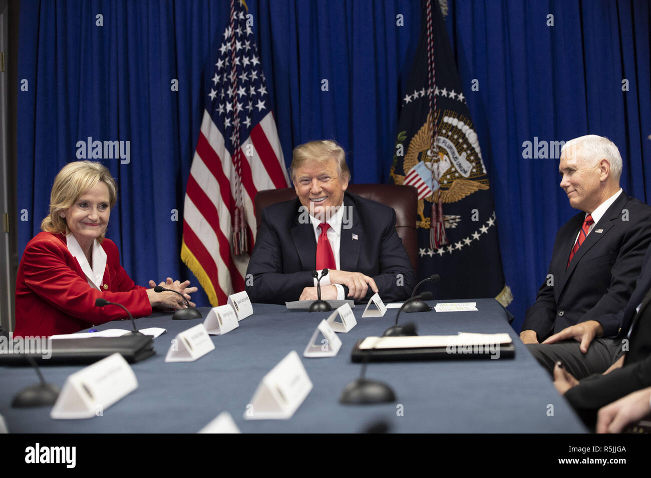 USA. November 2018. Präsident Donald J. Trumpf, durch Vice President Mike Pence und US-Senator Cindy Hyde-Smith, R - Fräulein beigetreten sind, beteiligt sich an der erste Schritt Roundtable mit Mississippi reg. Phil Bryant und Strafverfolgungsbehörden Führer Montag, November 26, 2018, am Mississippi Coast Coliseum in Biloxi, Miss Personen: Präsident Donald J. Trumpf, durch Vice President Mike Pence und US-Senator Cindy Hyde-Smith, R - Miss Credit: Stürme Media Group/Alamy Leben Nachrichten verband Stockfoto