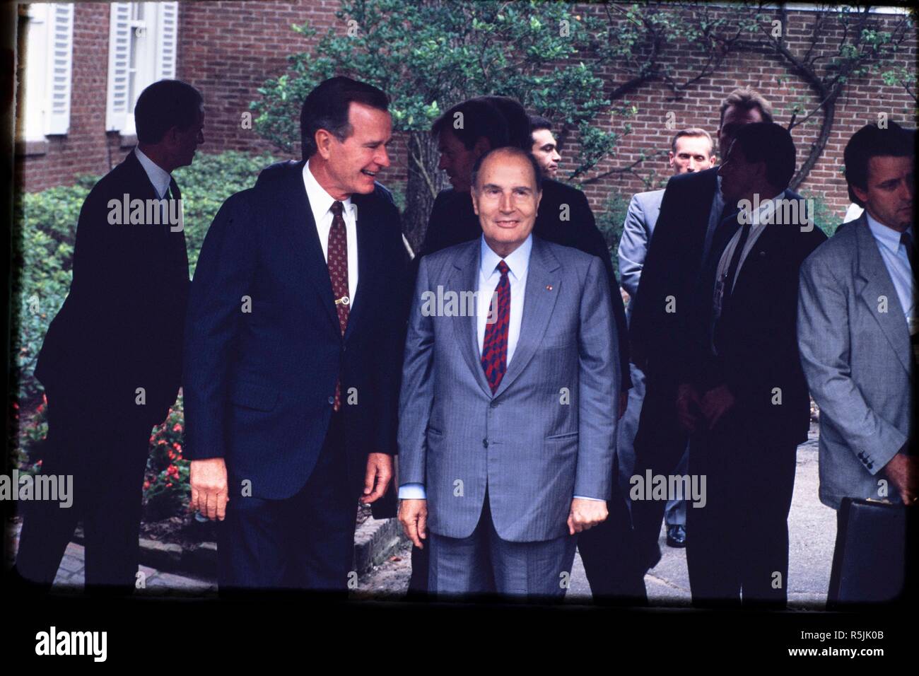Datei Juli 1990: Präsident George H.W. Bush auf dem Wirtschaftsgipfel Houston in Houston, TX mit französischen Präsidenten François Mitterrand. Präsident George H.W. Bush weg geführt, Nov. 30, 2018 in Houston, TX. Stockfoto