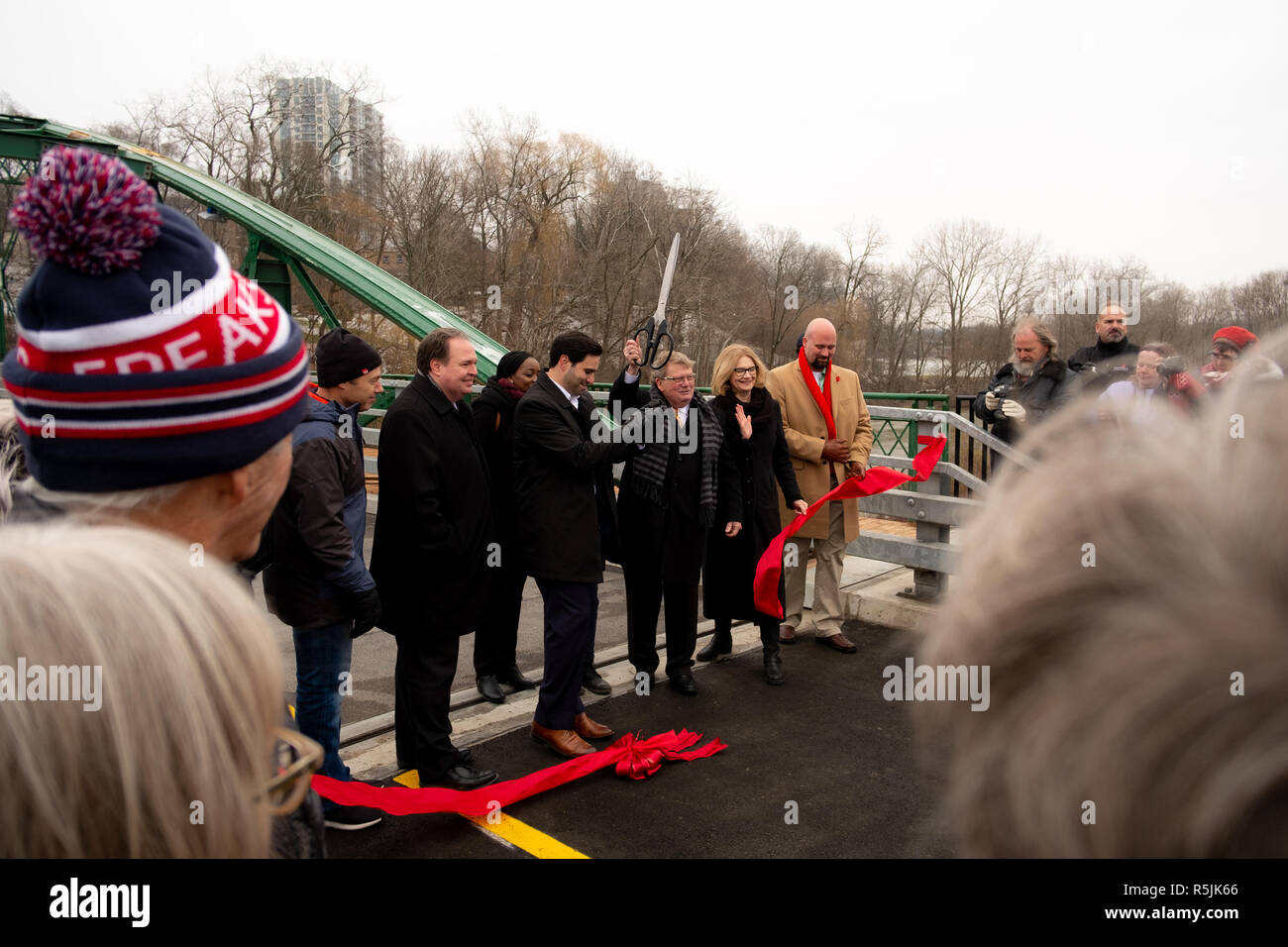 London, Kanada, 1. Dezember 2018. Londoners sammeln die Wiedereröffnung ihres geliebten Blackfriars Bridge zu feiern. Das 1875 erbaute Brücke ist reognized ein National erhebliche kulturelle Erbe Ressource. Es ist selten, Beispiel einer schmiedeeisernen Bogensehne Bogen - truss Bridge und das Einzige seiner Art in Kanada noch für den Fahrzeugverkehr verwendet. Es wurde für den Bau seit Oktober 2017 geschlossen. Credit: Mark Spowart/Alamy leben Nachrichten Stockfoto