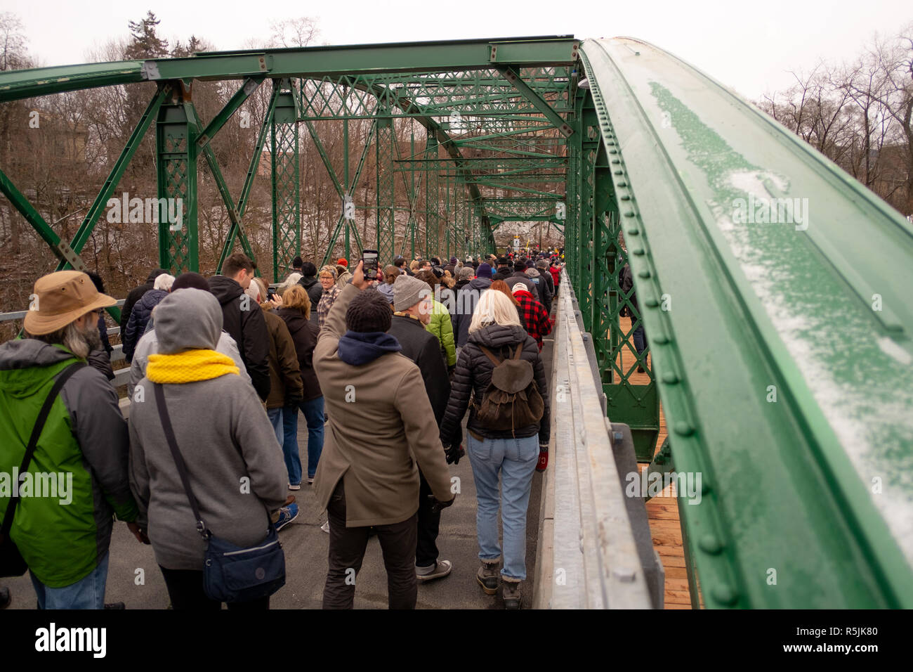 London, Kanada, 1. Dezember 2018. Londoners sammeln die Wiedereröffnung ihres geliebten Blackfriars Bridge zu feiern. Das 1875 erbaute Brücke ist reognized ein National erhebliche kulturelle Erbe Ressource. Es ist selten, Beispiel einer schmiedeeisernen Bogensehne Bogen - truss Bridge und das Einzige seiner Art in Kanada noch für den Fahrzeugverkehr verwendet. Es wurde für den Bau seit Oktober 2017 geschlossen. Credit: Mark Spowart/Alamy leben Nachrichten Stockfoto