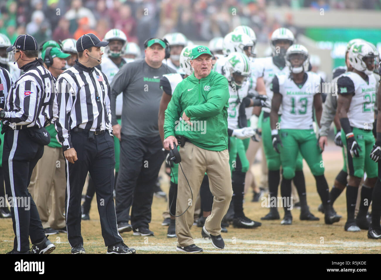 Blacksburg, VA, USA. 1. Dez, 2018. Marshall Donnernherde Trainer Doc Holliday zeigt seinen Unmut eines aufgerufenen Fumble im ersten Quart spielen während der NCAA Football zwischen den Marshall Donnernherde und der Virginia Tech Hokies am Lane Stadium in Blacksburg, VA. Jonathan Huff/CSM/Alamy leben Nachrichten Stockfoto