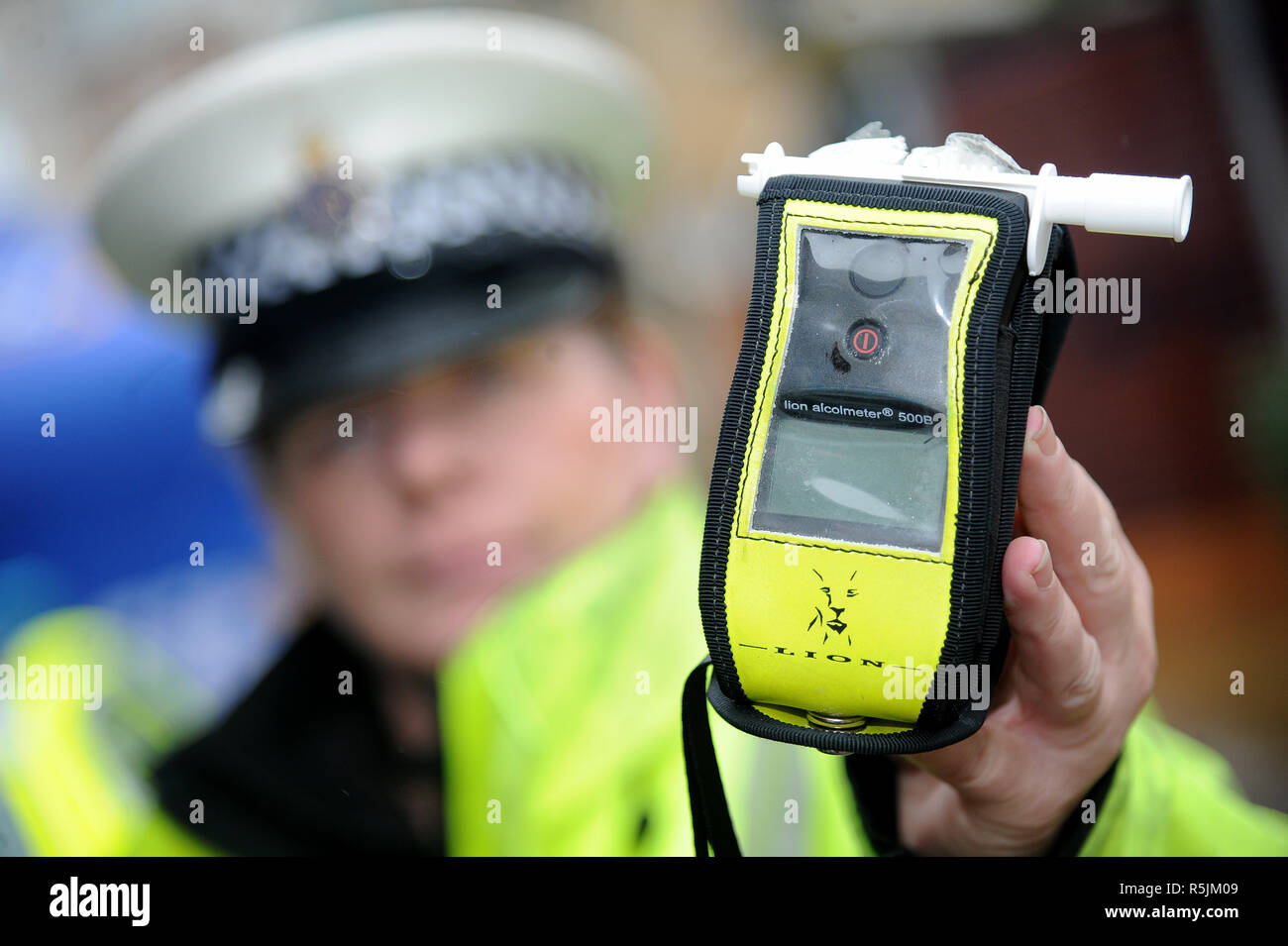 Breathalyser, Breathalyzer, Polizei mit einem breathalyzer, Polizei hält ein Breathalyzer, Straße Seite Atemtest, Großbritannien Stockfoto