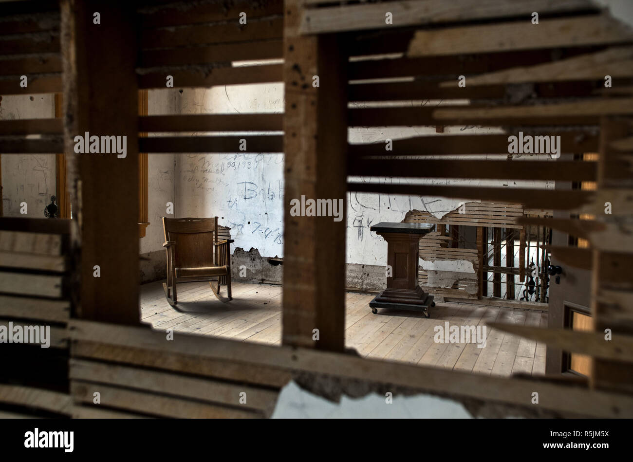 Belmont, Nevada, USA. 3 Aug, 2017. Ein paar Möbel immer noch innerhalb der alten Nye County Courthouse in Belmont, Nevada. Credit: L.E. Baskow/ZUMA Draht/Alamy leben Nachrichten Stockfoto