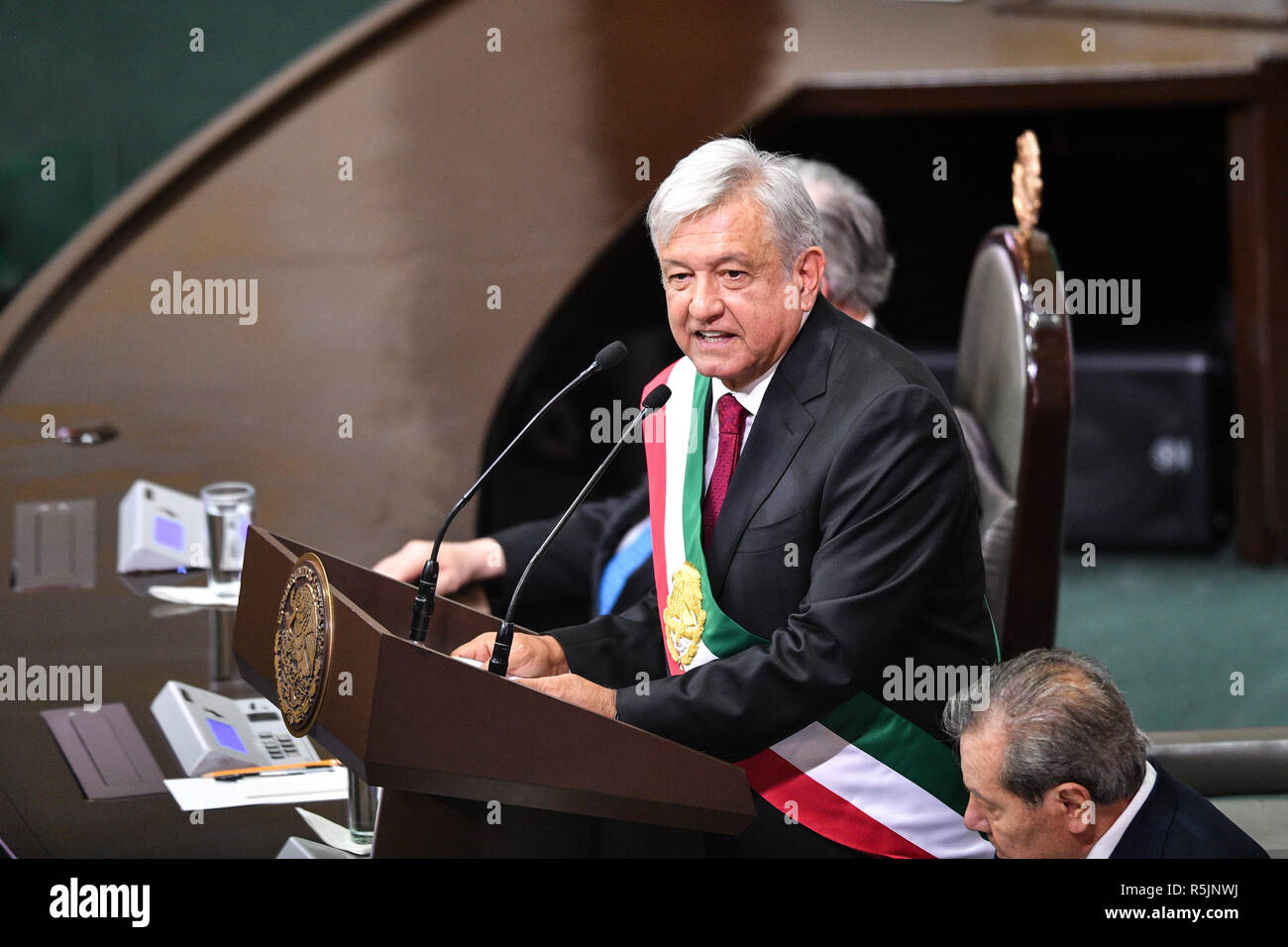 Mexiko City, Mexiko. 1. Dez, 2018. Andres Manuel Lopez Obrador liefert eine Rede bei der Einweihung in Mexiko City, die Hauptstadt von Mexiko, am Dez. 1, 2018. Die Einweihung des mexikanischen Präsidenten Andres Manuel Lopez Obrador hier am Samstag statt. Credit: Xin Yuewei/Xinhua/Alamy leben Nachrichten Stockfoto