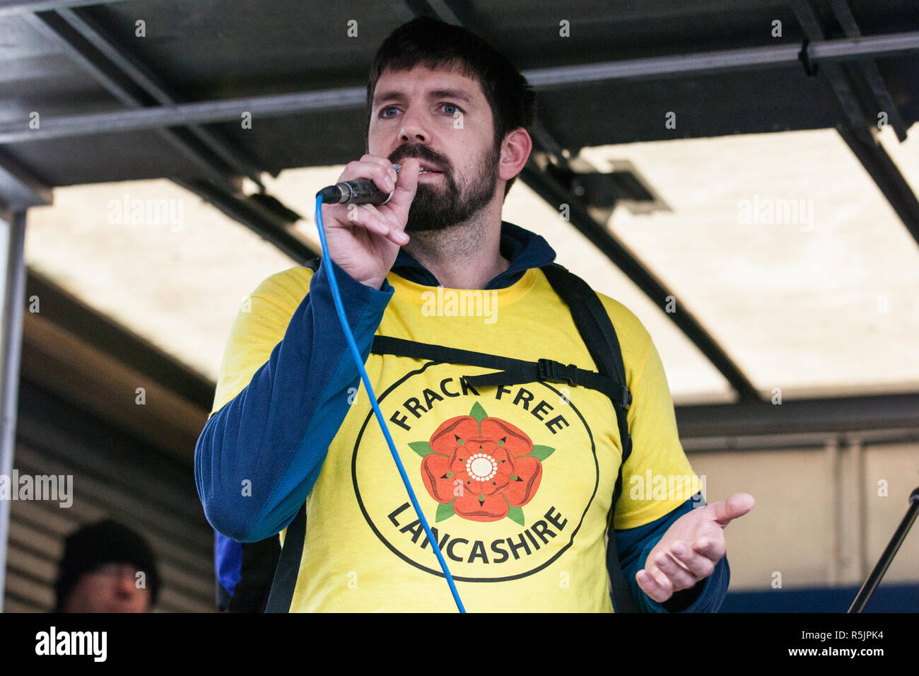 London, Großbritannien. 1. Dezember, 2018. Richard Roberts, ein Anti-fracking Mitkämpfer, die vor kurzem hatte eine Gefängnisstrafe umgeworfen, Adressen der Zusammen für Klimagerechtigkeit Demonstration gegen die Politik der Regierung in Bezug auf den Klimawandel, einschließlich Heathrow Expansion und Fracking. Nach einer Kundgebung vor der polnischen Botschaft, gewählt werden, um die UNO Katowice Klimawandel Konferenz, die morgen beginnt, Demonstranten, Downing Street marschierten. Credit: Mark Kerrison/Alamy leben Nachrichten Stockfoto