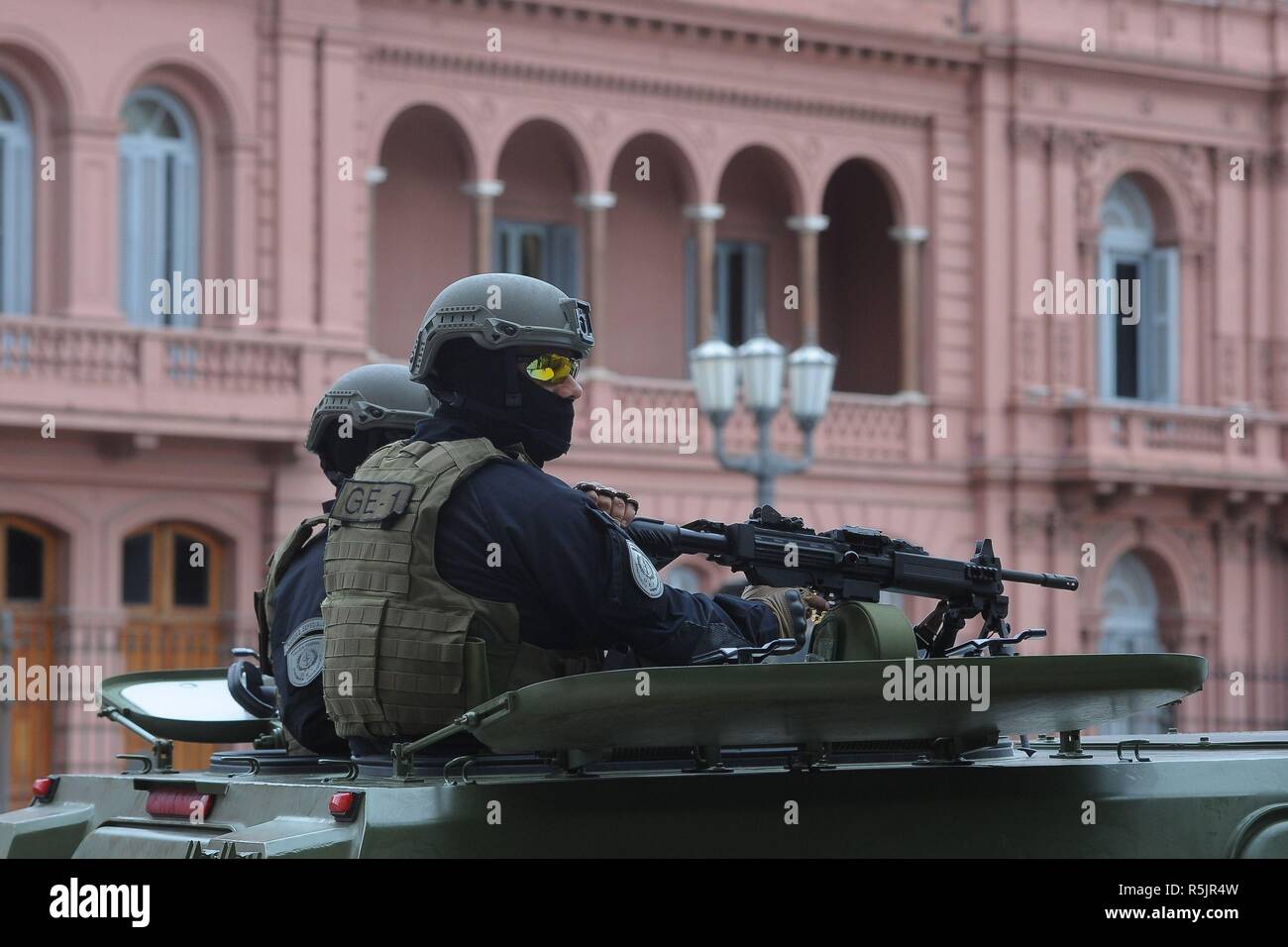 Buenos Aires, Buenos Aires, Argentinien. 1. Dez, 2018. Elite mit neuen assault Fahrzeuge durch China gespendet Gruppe der föderalen Polizei nimmt Teil an der Security Operation vor der bilateralen Sitzung von Argentiniens Präsident Mauricio Macri und der Präsident der Russischen Föderation Wladimir Putin Credit: Patricio Murphy/ZUMA Draht/Alamy leben Nachrichten Stockfoto